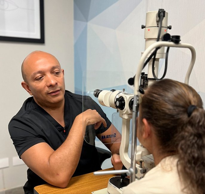 Dr. Cristian R. Acevedo durante una evaluación oftalmológica