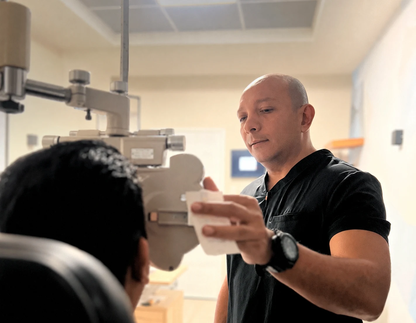Dr. Cristian R. Acevedo durante una consulta oftalmológica.